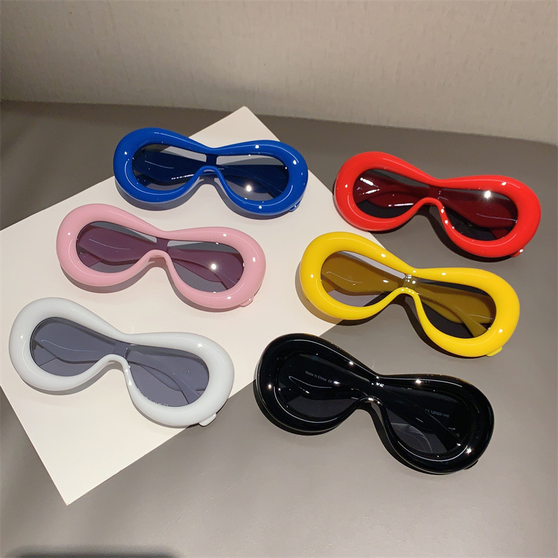 Lunettes de soleil une pièce personnalisées à large bord, nouveau style de vente à chaud, lunettes de soleil photo de rue à la mode et à la mode_voghion.com