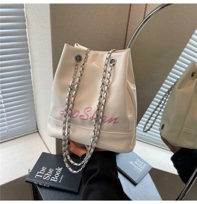 Borsa a secchiello in pelle da donna con ricamo e tracolla_voghion.com