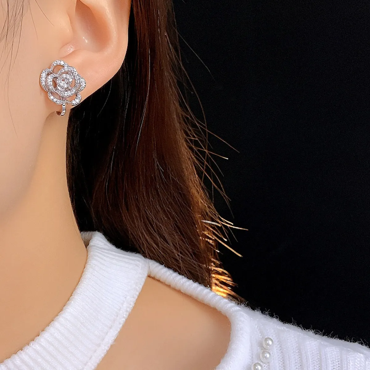 Designer-Ohrclips im Retro-Stil mit Zirkonia-Kamelien-Motiv und Hohlintarsien – ein echter Hingucker!_voghion.com