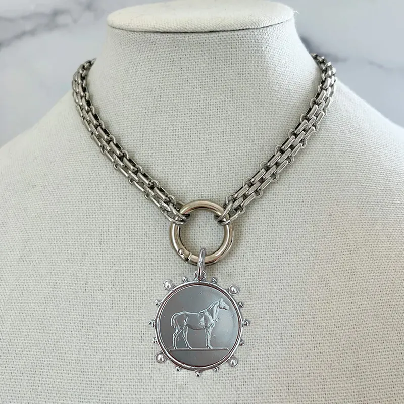 Collier pendentif médaillon cheval en acier inoxydable unisexe_voghion.com