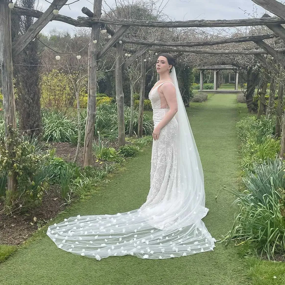 Gioielli per capelli V20s a un livello con fiori in tessuto, applicazioni floreali in pizzo sparse, velo da sposa, fiori in organza 3D sulla sposa_voghion.com