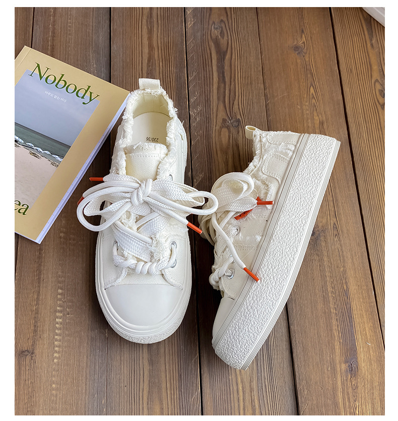 Baikuang 2024 Nouvelles petites chaussures blanches pour femmes, chaussures de planche polyvalentes en toile à bords irréguliers, chaussures chics_voghion.com