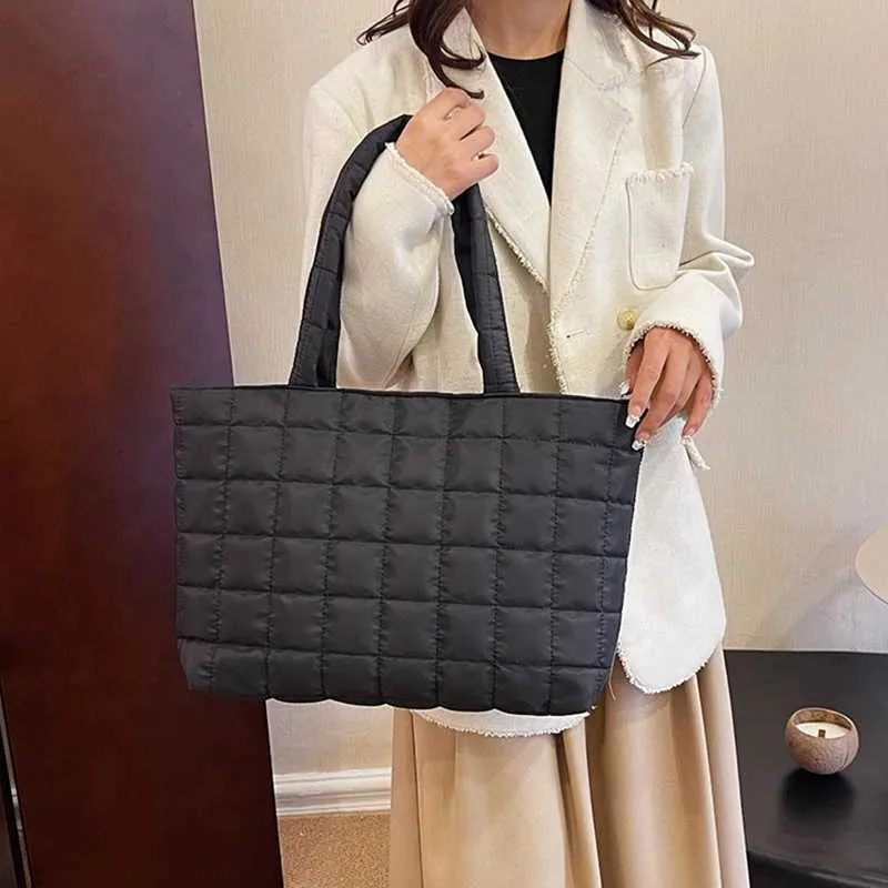 Borsa a tracolla con motivo a traliccio 2023 Borsa a mano in cotone spaziale da donna Grande capacità Borsa trapuntata imbottita in piuma da donna_voghion.com