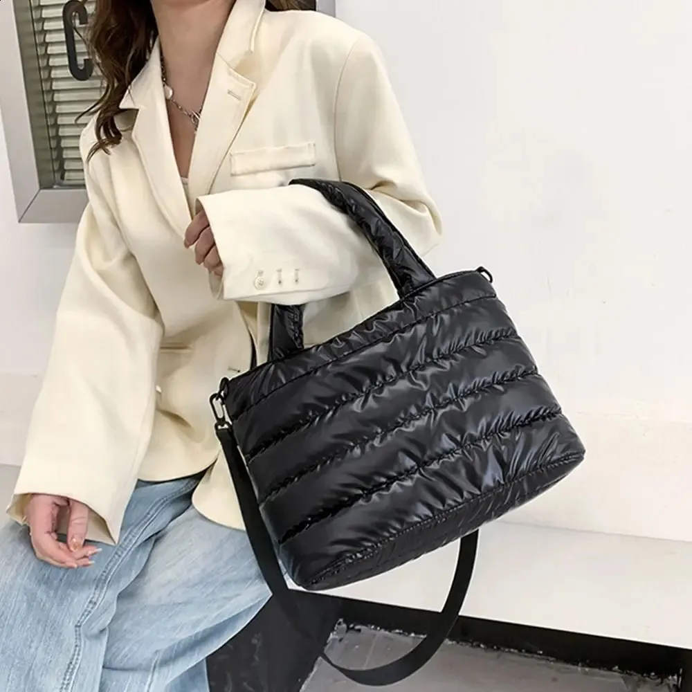 Bolsa tote puffer tiracolo acolchoada leve estofada transversal_voghion.com