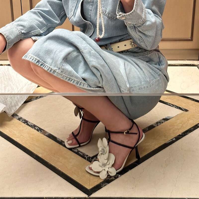 sandali bianchi con punta aperta, stile fata, linea dritta, tacco alto e sottile, punta quadrata, da donna_voghion.com