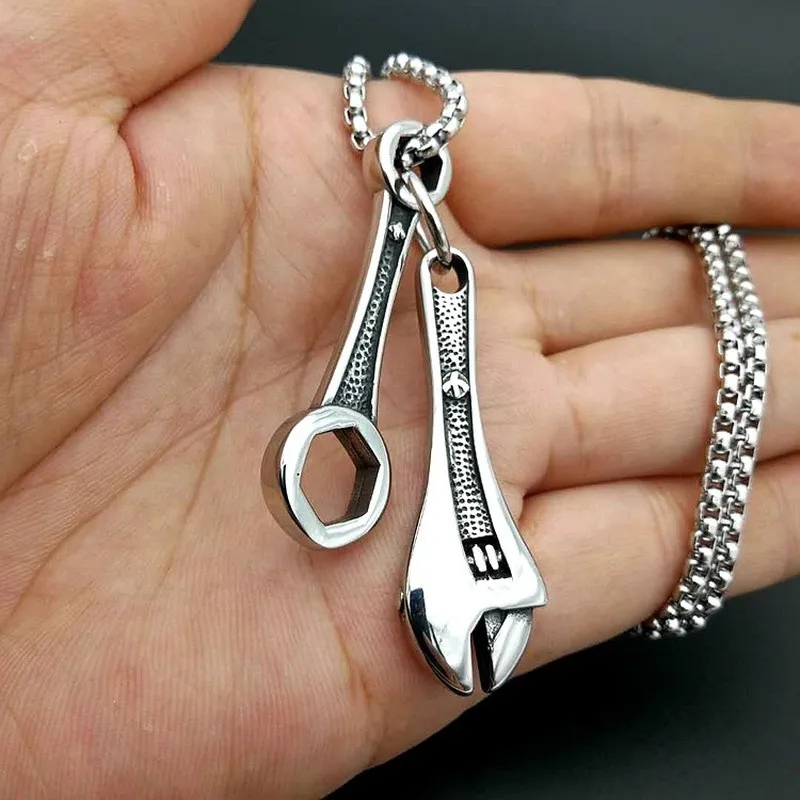 Preț 10 USD Men's Fashion Retro motocicletă cheie instrument Punk hip hop bijuterii pandantiv coliere titan oțel inoxidabil bijuterii cadouri cadouri Preț 10 USD_voghion.com