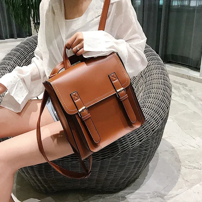 Mochila casual para mujer con bolsillo interior y solapa_voghion.com