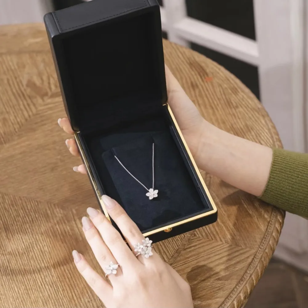 Sterling Silver Five-petal Flower Necklace With Zircon For Her_voghion.com