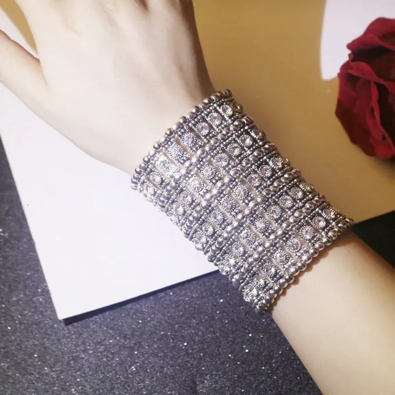Pulseras elásticas anchas de moda clásicas con dijes, estilo retro punk exagerado, de cinco filas de cristales retráctiles, tejidas con cuentas a mano._voghion.com