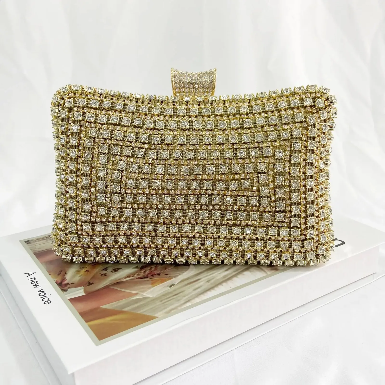 Pochette da sera dorata per donna - elegante borsa a mano con catena_voghion.com