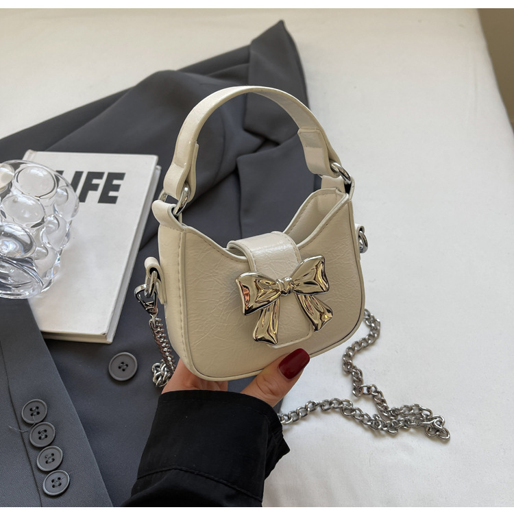 Little girl children's bag, 2024 new retro oily leather handbag, shiny bow chain crossbody bag, little princess mouth red envelope for women_voghion.com