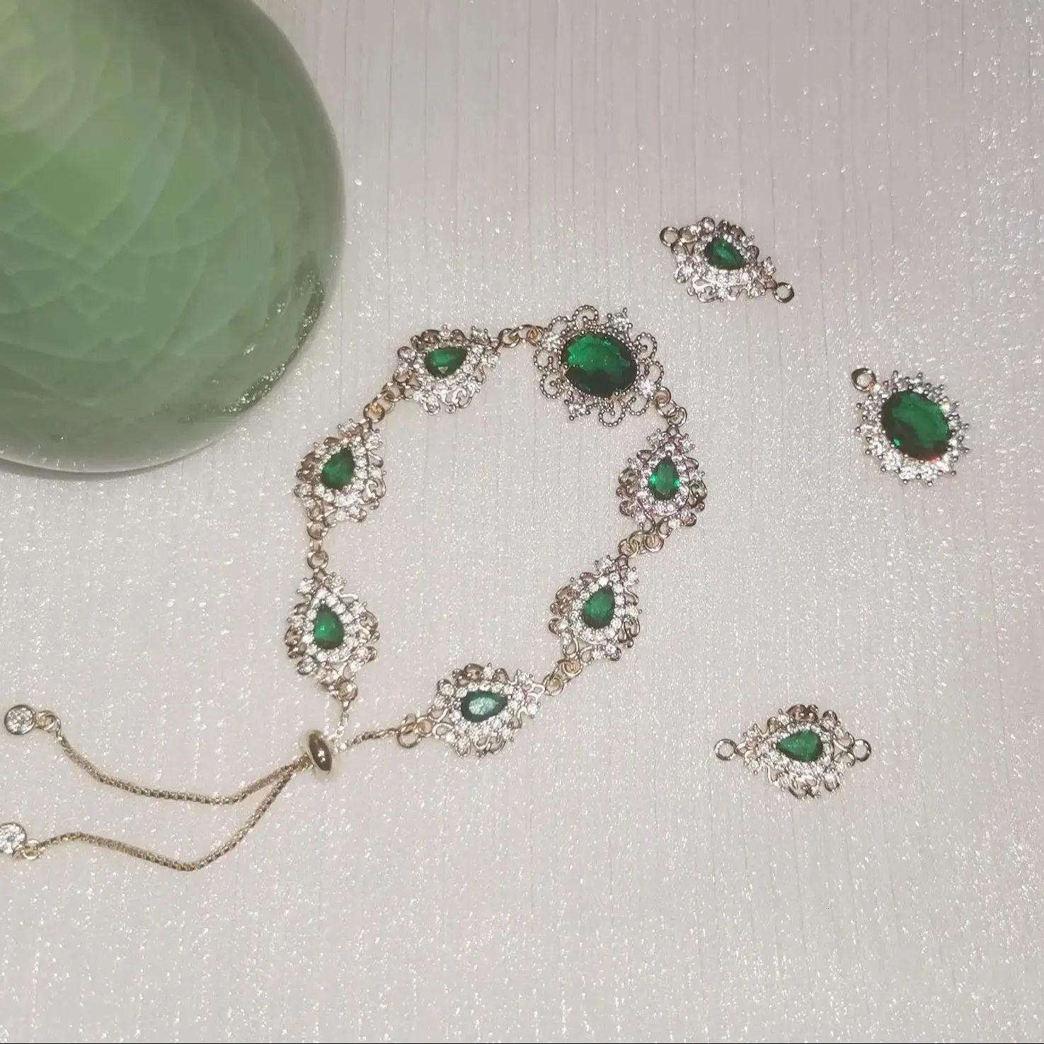 Custom zumiao green zircon woman bracelet european court jewelry 240710_voghion.com