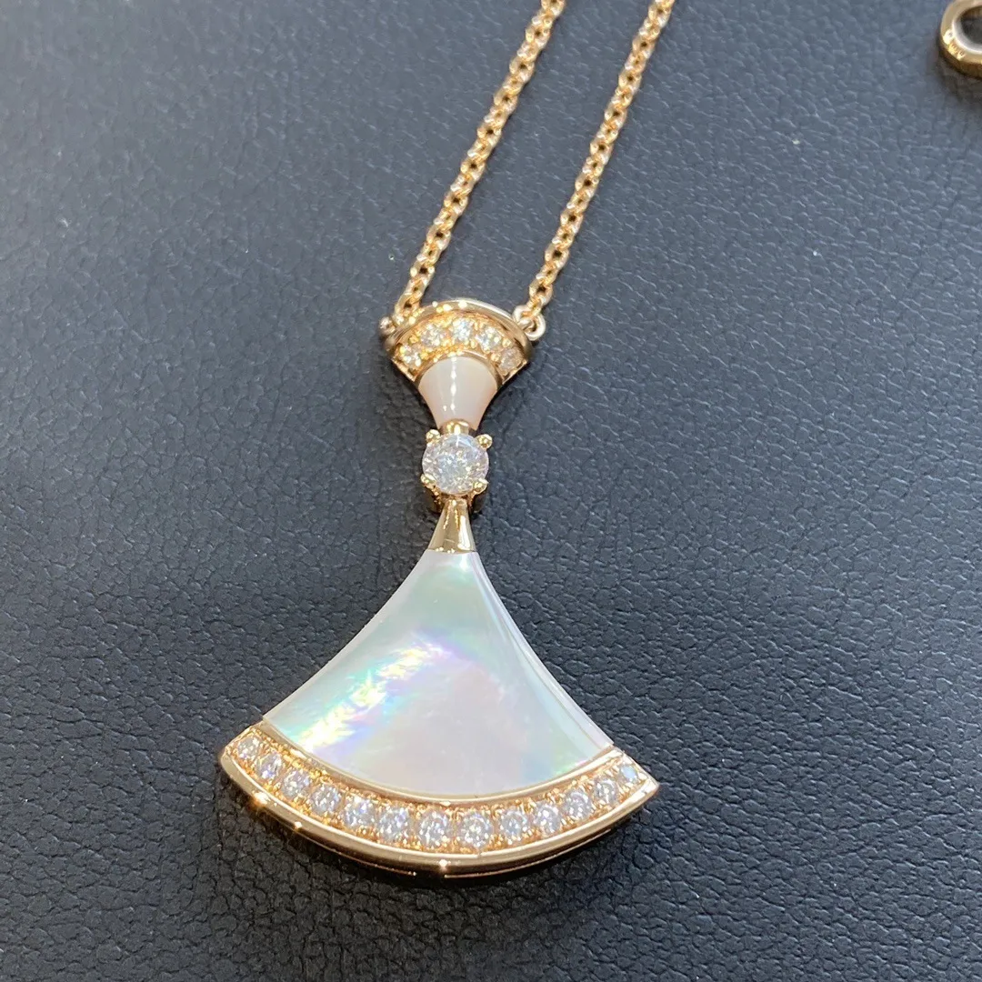 Colar com pingente em leque clássico em ouro rosa e cristal rosa_voghion.com