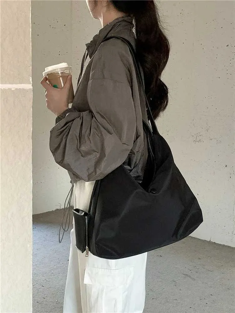 Women's Nylon Shoulder Bag Large Capacity Leisure Commuter Style_voghion.com
