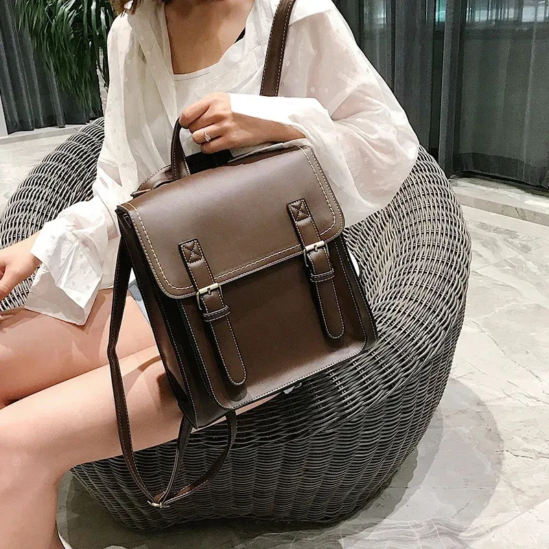 Mochila casual para mujer con bolsillo interior y solapa_voghion.com