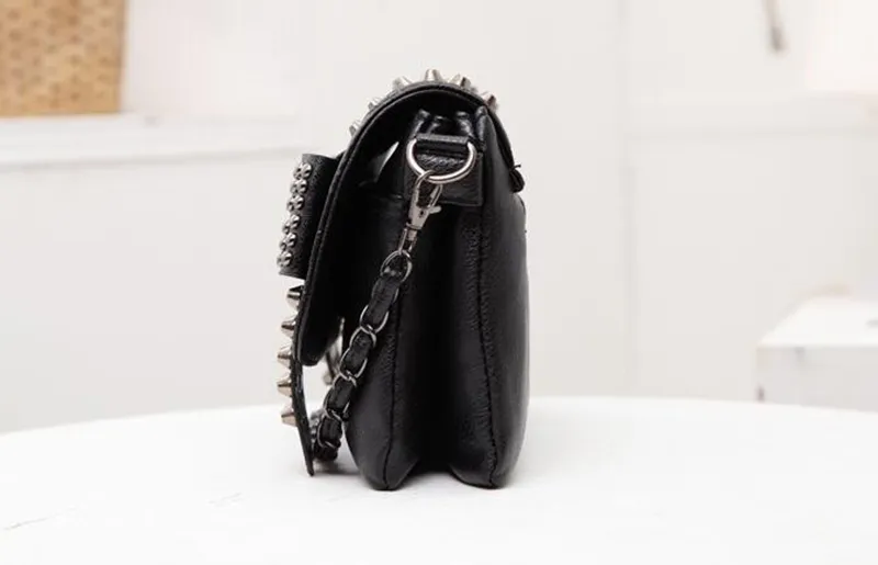 Yogodlns Borsa a tracolla vintage da donna in pelle nera con teschio e rivetti_voghion.com