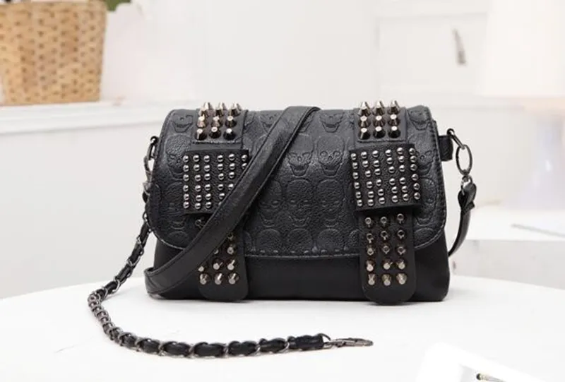 Yogodlns Borsa a tracolla vintage da donna in pelle nera con teschio e rivetti_voghion.com