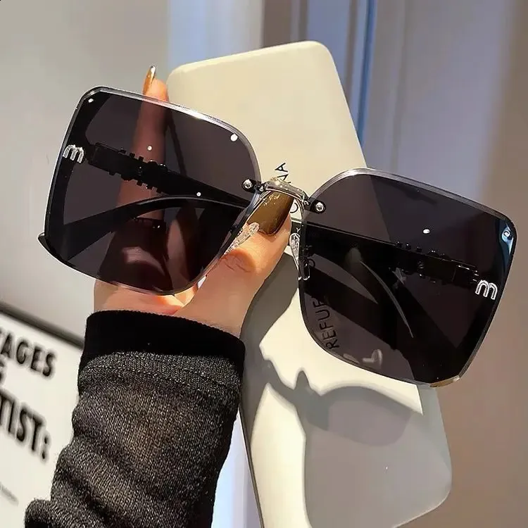 MIU Mode Coola Solglasögon Dam Bokstäver Anti Starkt Ljus Vintage Båglösa Solglasögon Dam Gafas UV400 240812_voghion.com
