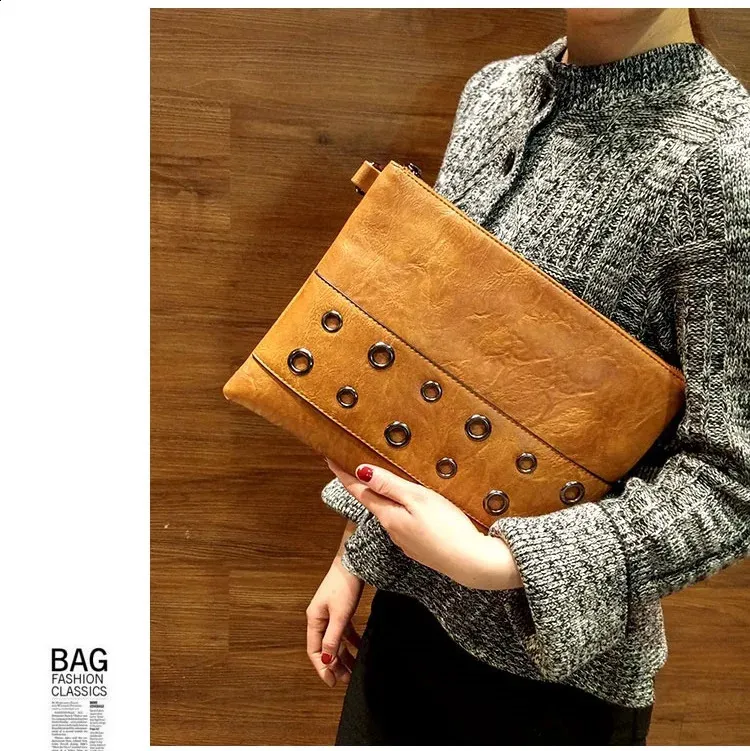 Pochette envelope con borchie borsa a tracolla borsa a spalla_voghion.com
