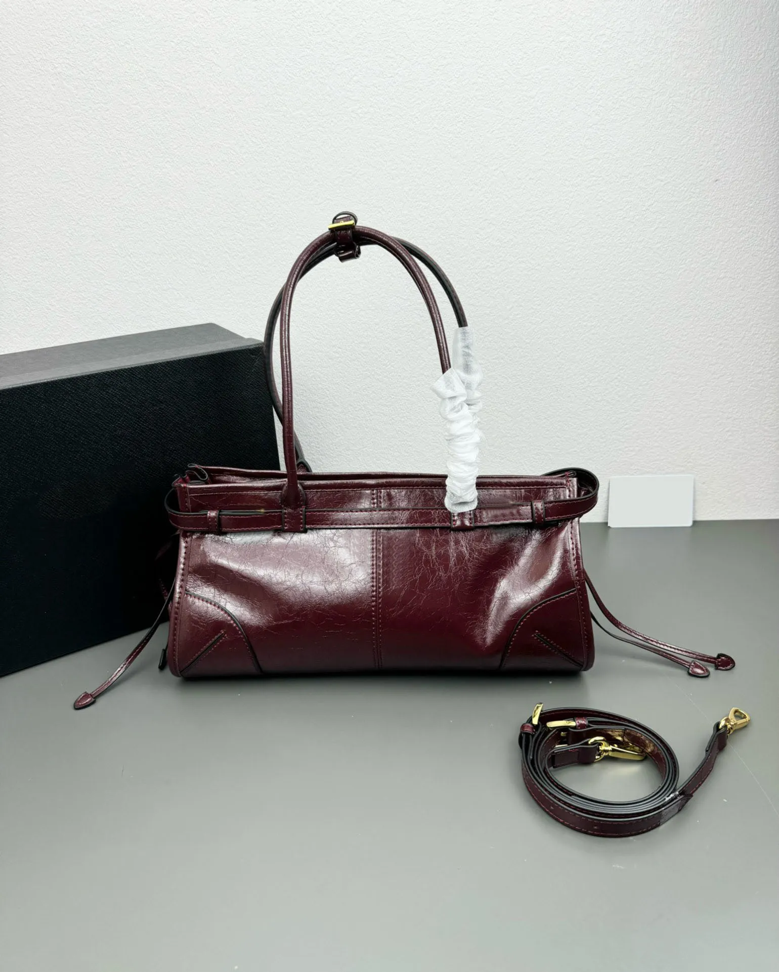 2025 Fashion Designer Ultra Clear Oil Wax Leather Material With Strong Gloss, Retro Handheld Crossbody Bag, Shoulder Bag_voghion.com