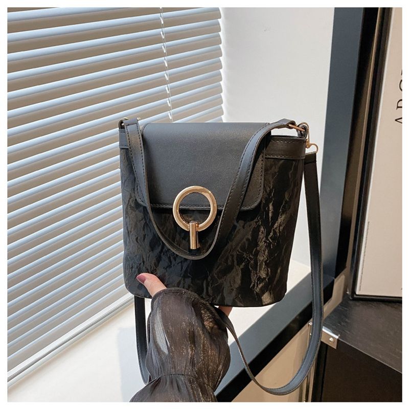 Handheld frauen mit stiolle spleißen kontrast farbe eimer urlaub 2024 frühjahr/sommer neue umhängetasche, trendy_voghion.com