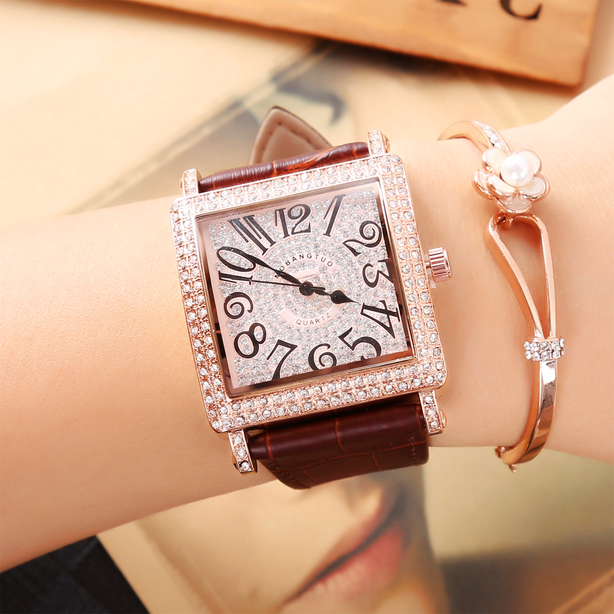 Orologio al quarzo da studente di moda versatile con scala digitale da donna in oro rosa con diamanti quadrati pieni_voghion.com