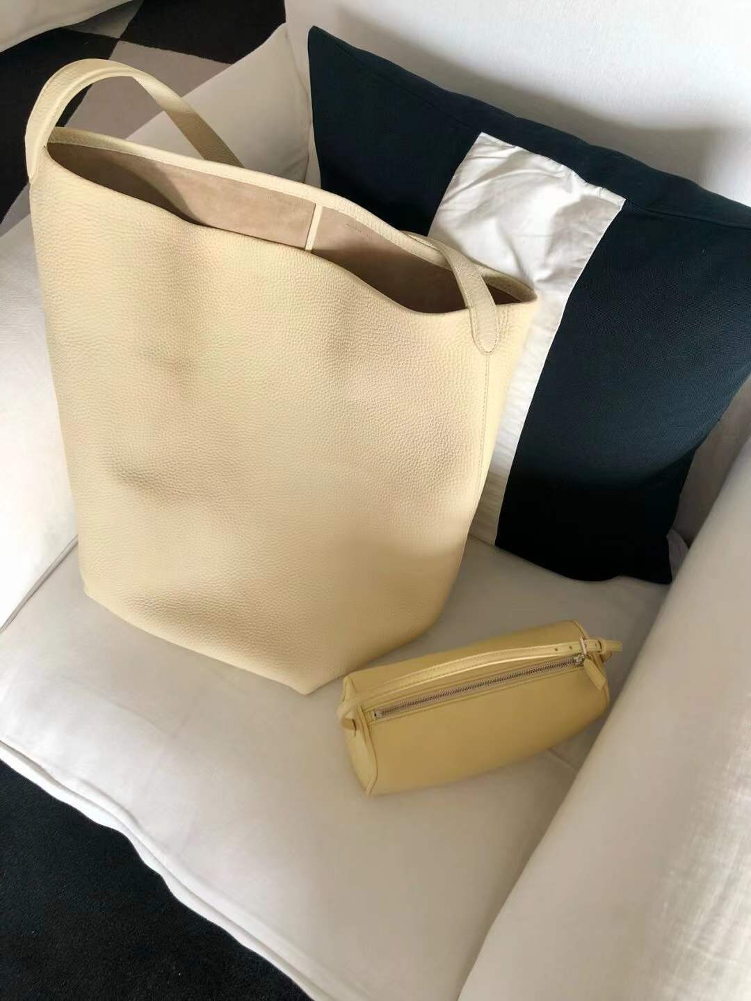 The Row Einkaufstasche aus echtem Leder mit großem Fassungsvermögen für den Weg zur Arbeit, Schultertasche aus Rindsleder mit Litschi-Granaten, vielseitige Eimertasche_voghion.com