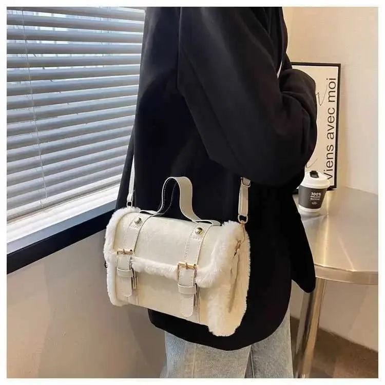 Winter Frauen Crossbody/schulter 2023 Neue Lamm Plüsch Veet Tasche Dame Kleine Quadratische Handtasche Französisch Korea StyleC241106_voghion.com