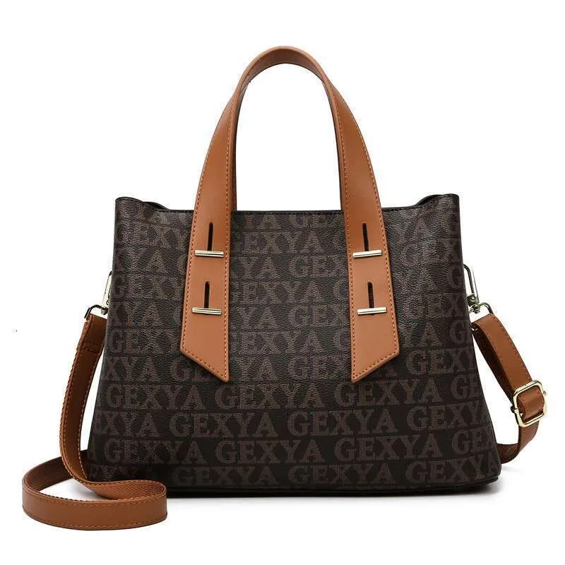 Ladies' Handbag With High-End Feel, Large Capacity Shoulder Fashionable Contrasting Color Commuting Bag, Simple_voghion.com