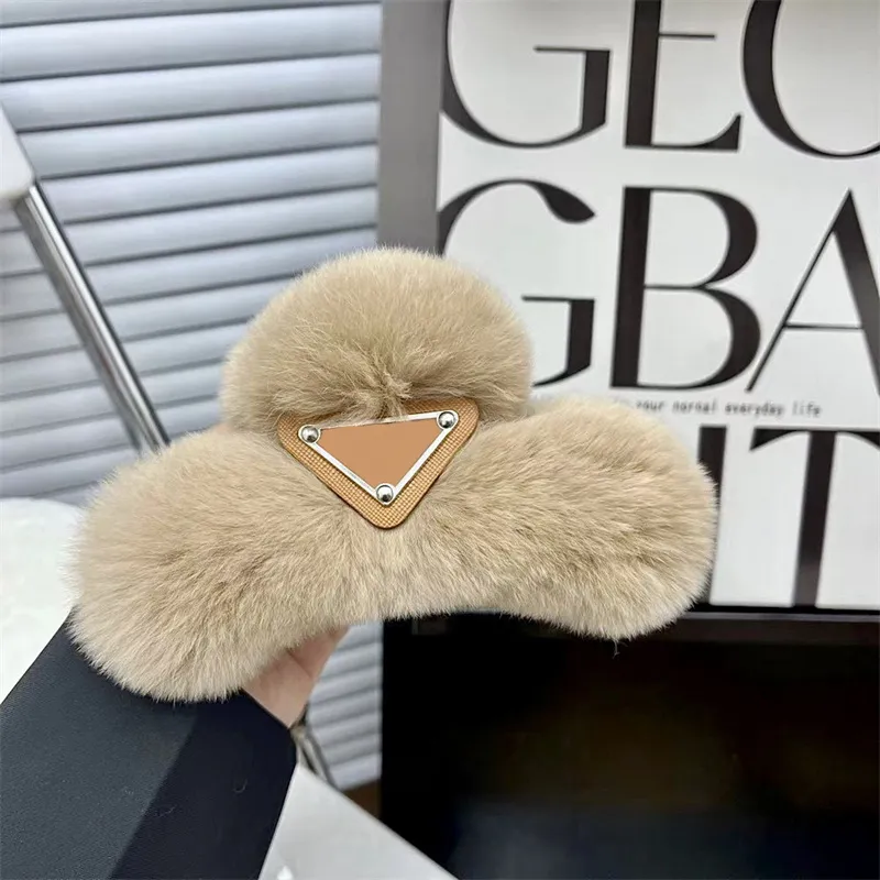 Prd Agrafe pufoase Triunghi Designer Agrafe pentru femei Fuzzy Letters Agrafă cu gheare Furry Winter Warm Hair Pin Designers Fete_voghion.com