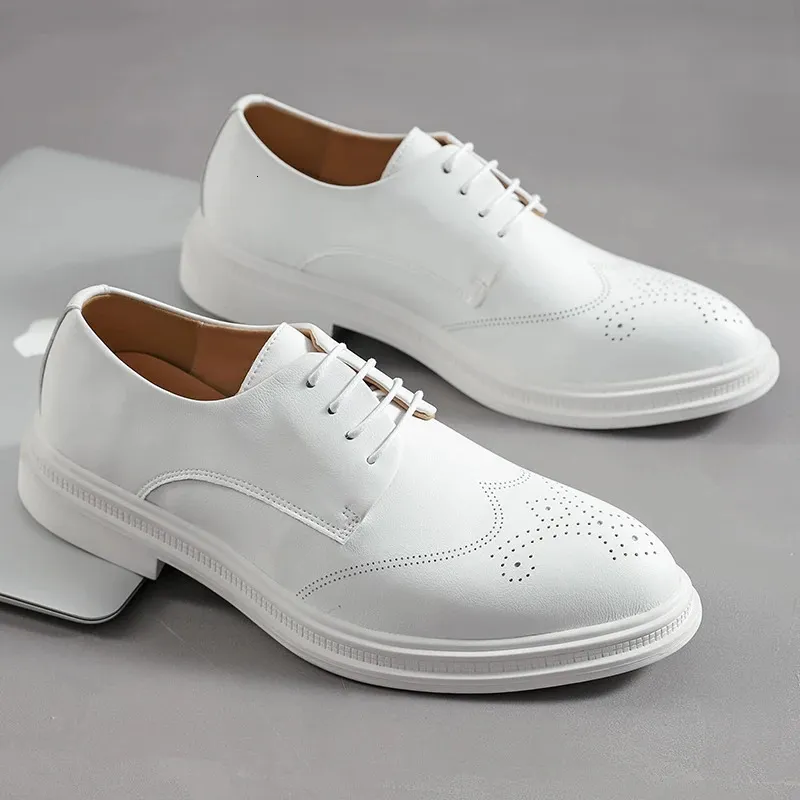 Nieuwe heren Britse herenmode Witte formele brogues schoenen Herenjurk Bruiloft Prom Thuiskomst Sapato Sociaal Mascuo_voghion.com
