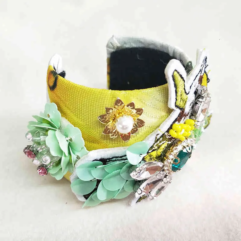 Pulseira de bracelete com berloques barroca e flores strass_voghion.com
