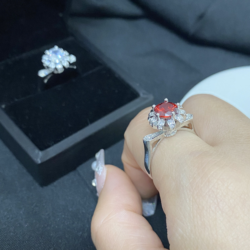 Versa Classic Light Luxury Red Crown da donna placcato oro con diamanti simulati, piccolo design a spalla alta, sposa dea_voghion.com