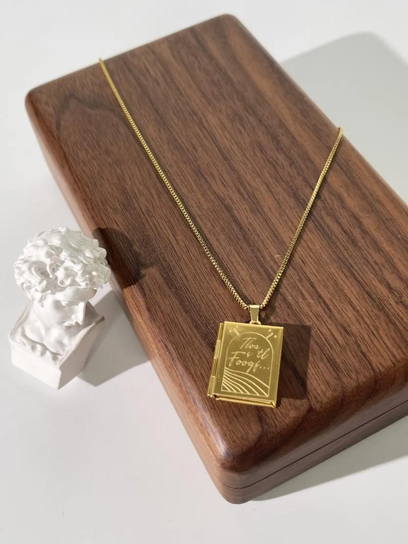 Hangerkettingen Peri'sbox Roestvrij staal Goud PVD verguld Gegraveerd boek Medaillon ketting Po Afstudeercadeaus_voghion.com