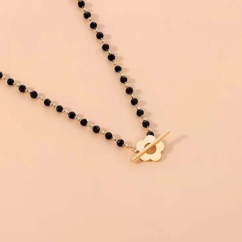 Collana con perline e chiusura toggle stile vintage donna_voghion.com