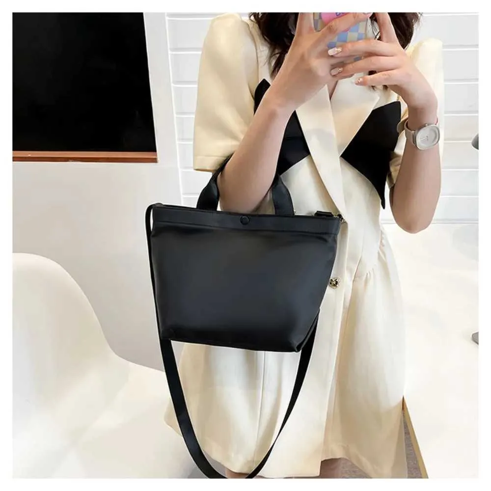 Vintage 2024 Nei Grousskapazitéit Handtasche Damen Nylon Stoff Schëllertasche Koreanesch Einfach PU Crossbody Taschen Dammen_voghion.com