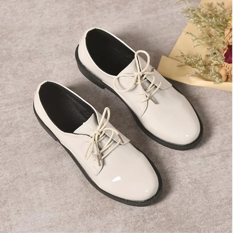 Veterschoenen voor dames van zwart leer met platte hak_voghion.com