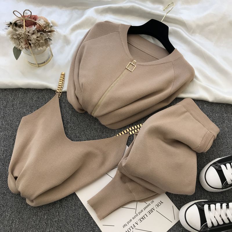 Vêtements pour femmes automne nouveau style ins doux tempérament chaîne gilet veste tricotée + petit pantalon élastique pour pied ensemble trois pièces