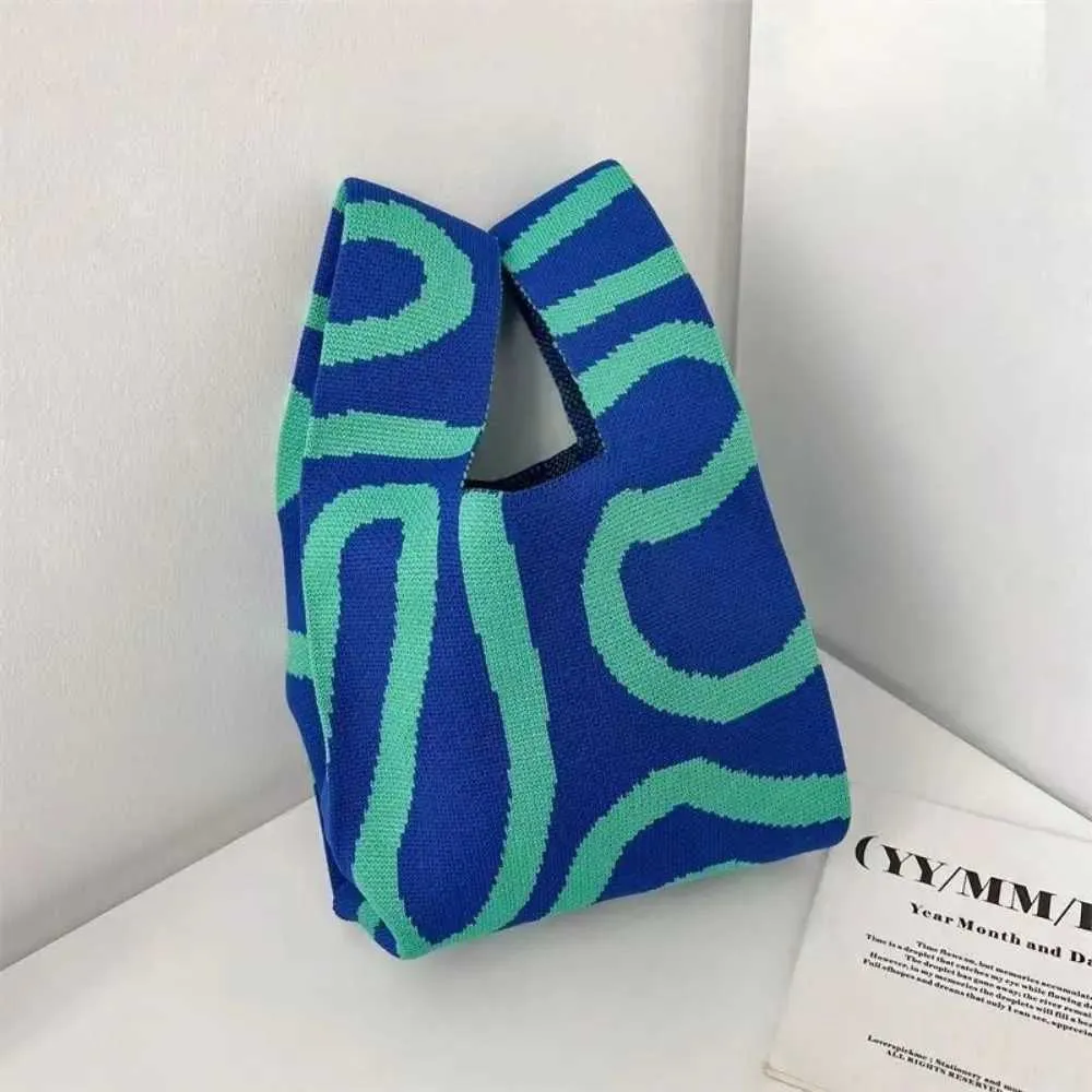 Nya nischdesigner inkluderar handstickade varma miniknutväskor i varma färger och återanvändbara shoppingkassar för_voghion.com