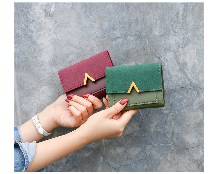 Women's Short Wallet Retro Patchwork Metal V Decorative Buckle_voghion.com