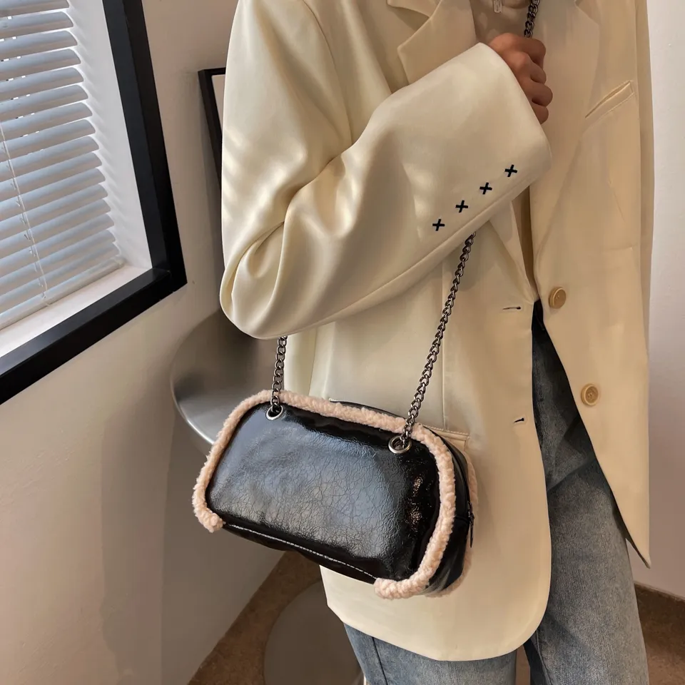 Retro-Stil Umhängetaschen Einfarbig Helles Leder Plüsch Kanten Schultertasche Designer Handtaschen Damen Shopper Totes_voghion.com