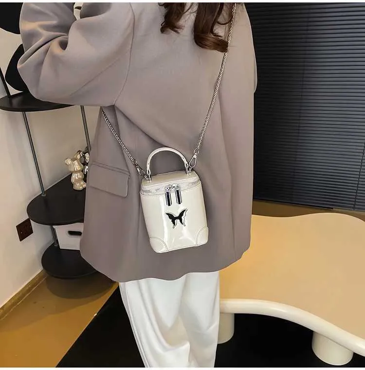 Damen Umhängetasche Aus Lackleder Mit Schmetterling Und Kette_voghion.com