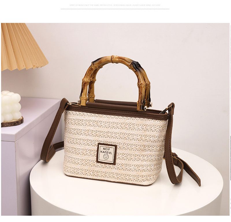 Frühlingsneue, strukturierte, gewebte Tasche mit Bambusgriff. Reise-/Urlaubsmode, Umhängetasche aus Stroh_voghion.com