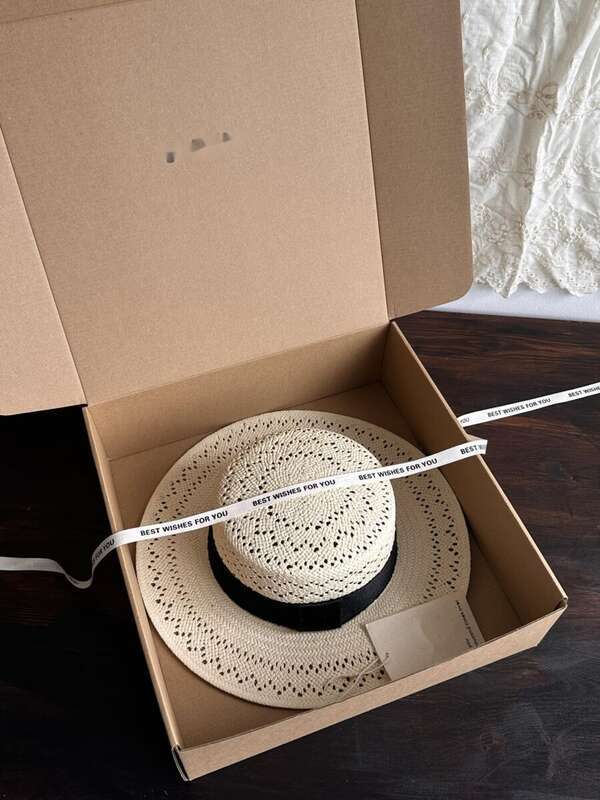 Derselbe vielseitige französische Reis-Strohhut aus weißem gewebtem Stroh für die Freizeit im Urlaub, flache Oberseite und Traufenhut, Sommer_voghion.com