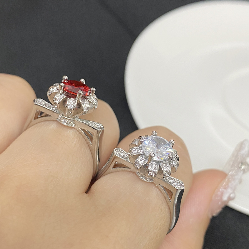 Versa Classic Light Luxury Red Crown da donna placcato oro con diamanti simulati, piccolo design a spalla alta, sposa dea_voghion.com