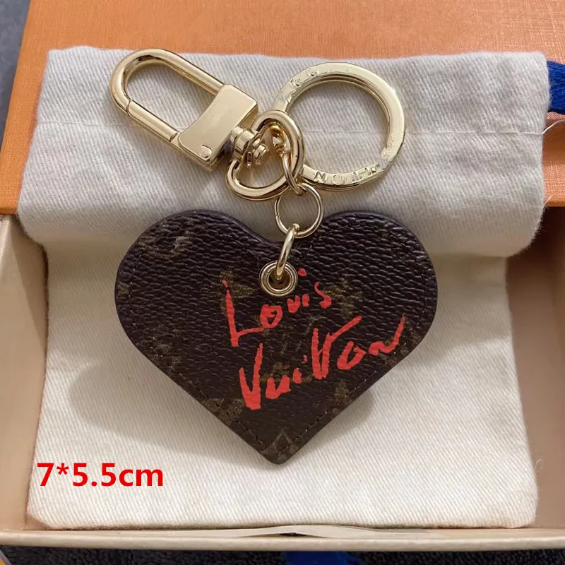 Porte-clés rond en cuir marron avec lettres rouges et cœur pour homme et femme