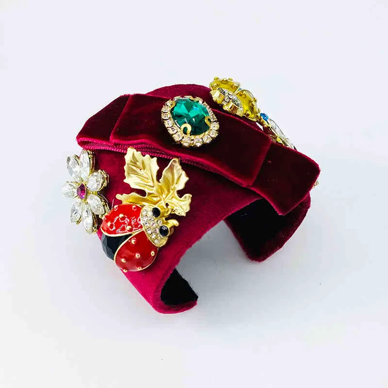 Pulseira de bracelete com berloques barroca e flores strass_voghion.com