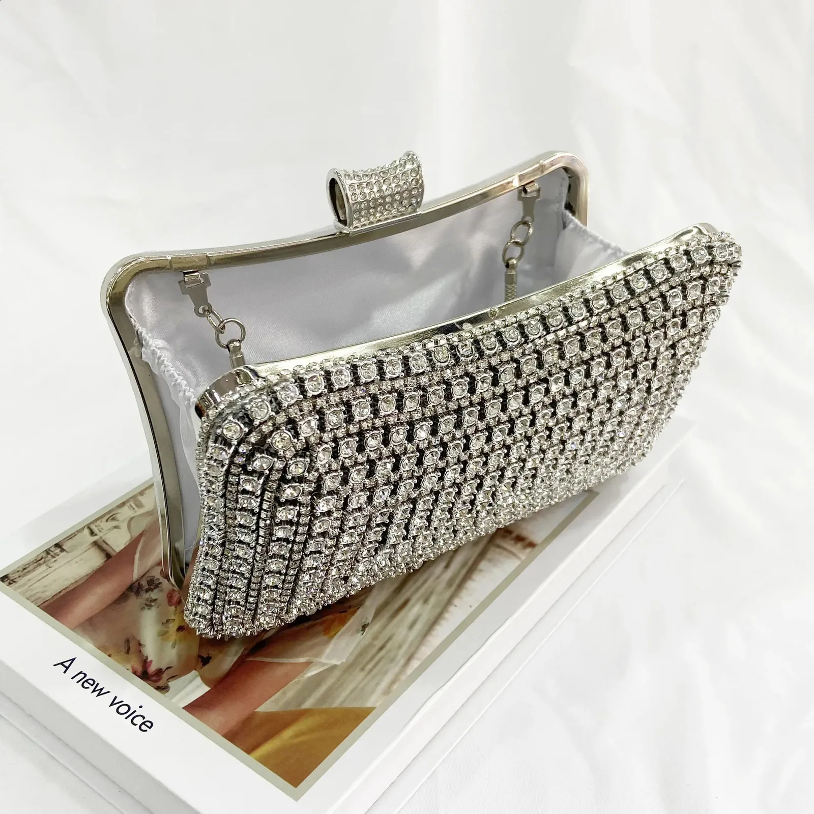 Pochette da sera dorata per donna - elegante borsa a mano con catena_voghion.com
