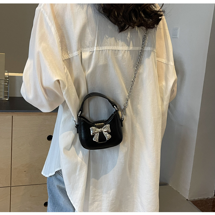 Little girl children's bag, 2024 new retro oily leather handbag, shiny bow chain crossbody bag, little princess mouth red envelope for women_voghion.com