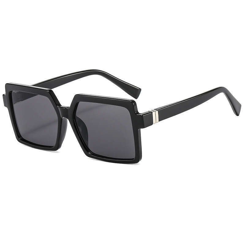 Modieuze vierkante zonnebril voor dames in trendy street style_voghion.com